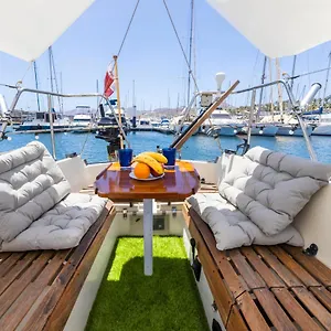 Hotel en barco Seaside Chill-out On A Sail Yacht, Puerto Calero